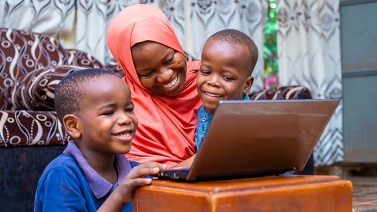 L’inclusion numérique en Afrique : entre promesses, dynamiques et défis